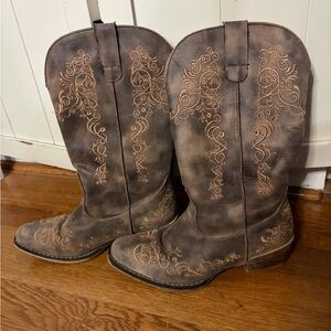 Roper Distressed Brown Embroidered Boots